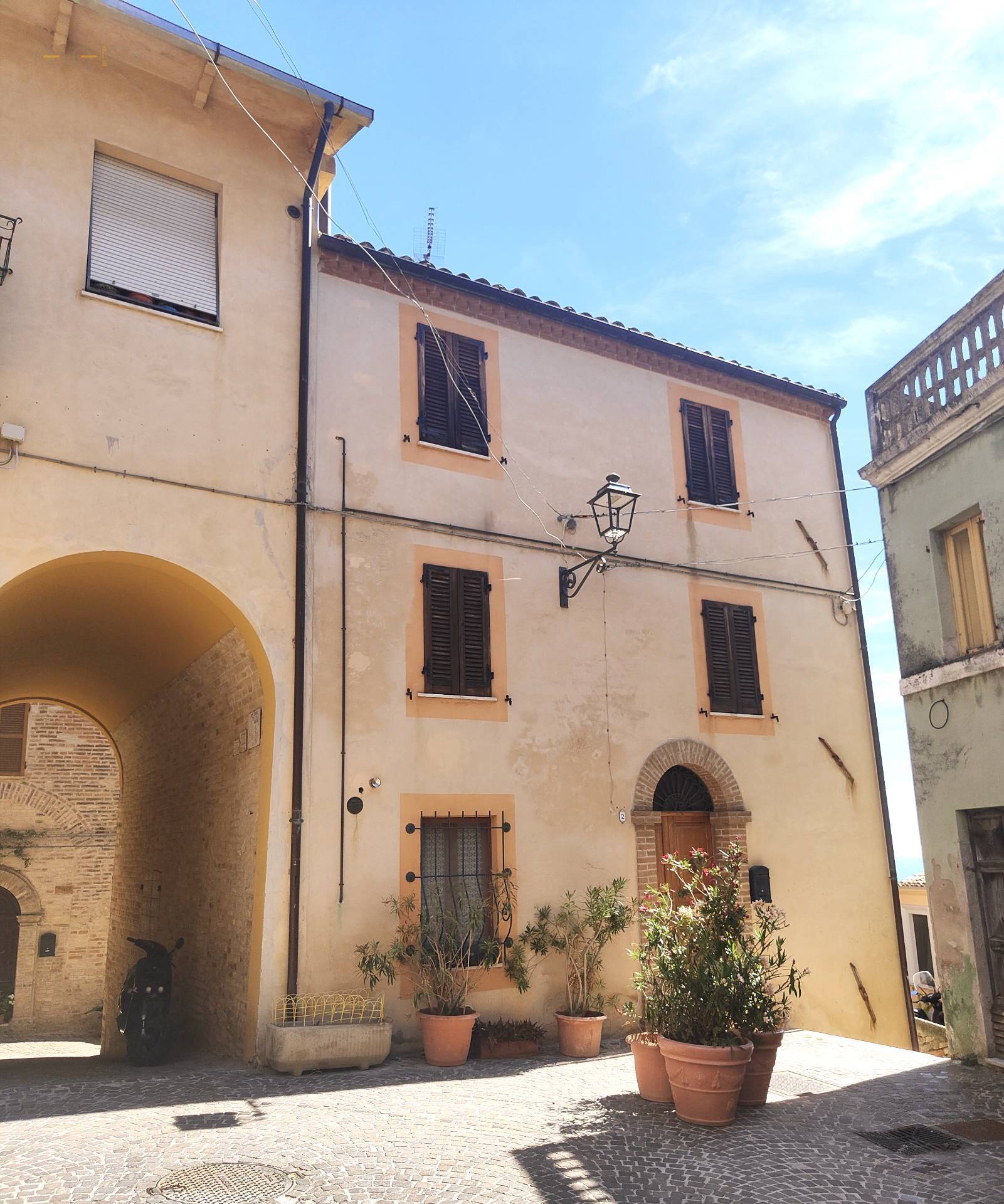 Vrijstaande woning met panoramisch dakterras in Massignano
