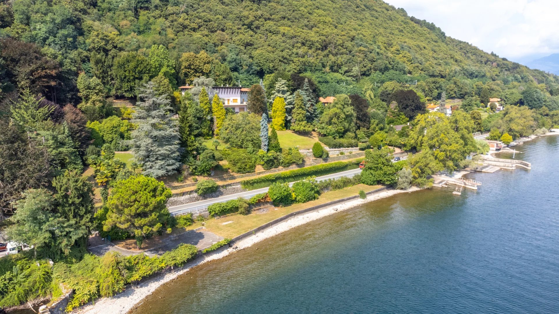 Villa / Landhuis Villa met strand en park in Belgirate