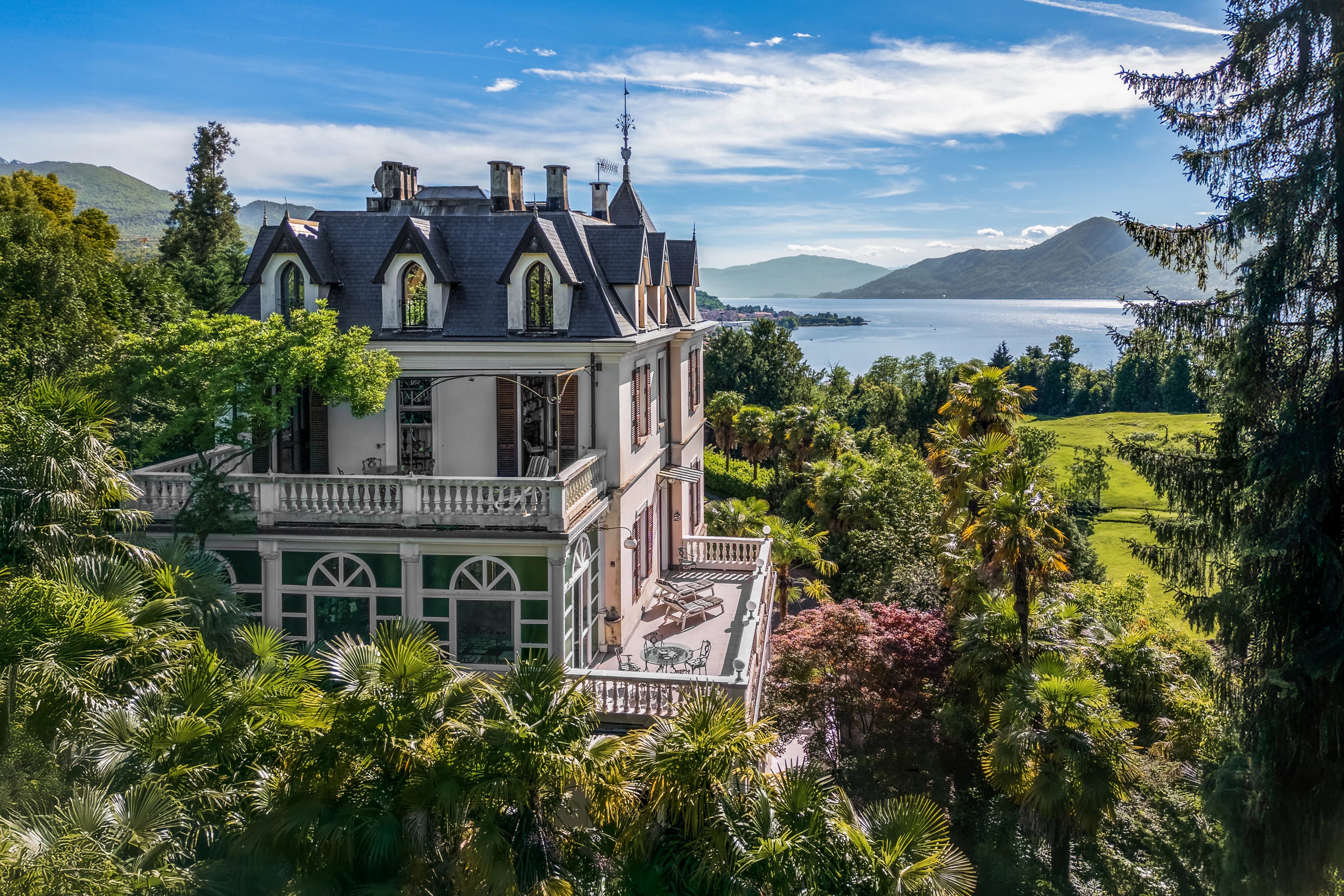 Villa storica con dependance, parco e piscina in vendita a Luino sul Lago Maggiore - Foto 1