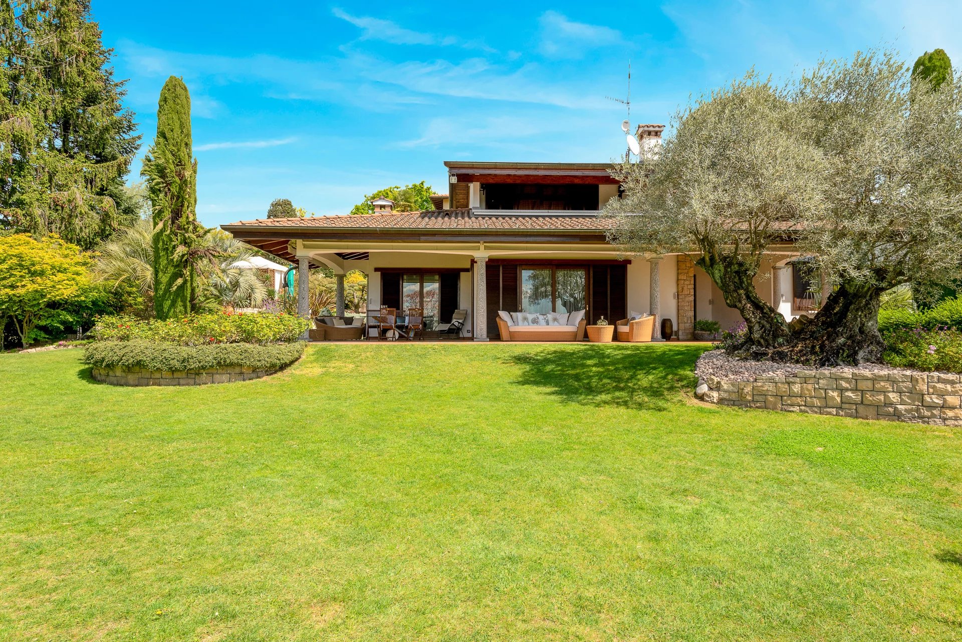 Moderne villa met tuin