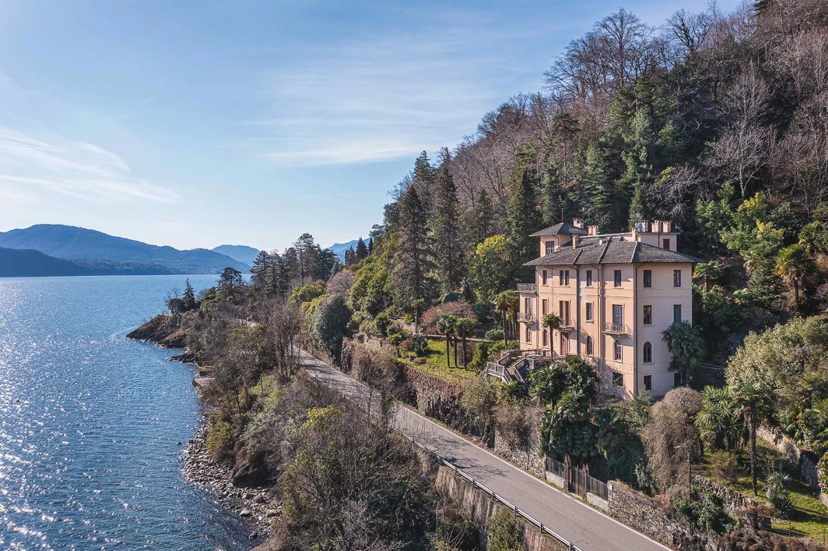 Historische Villa aan het Lago Maggiore met strand en aanlegsteiger - Foto 1