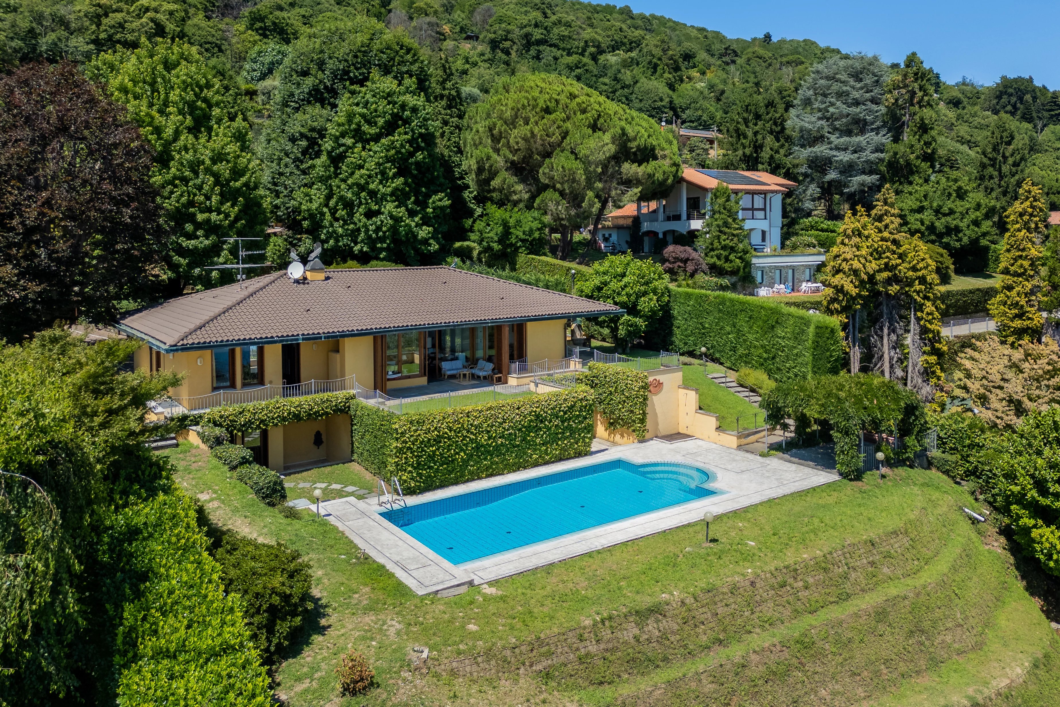 Villa / Landhuis Moderne villa met uitzicht op het meer, zwembad en grote tuin te koop in Lesa – Lago Maggiore in Borgo Ticino