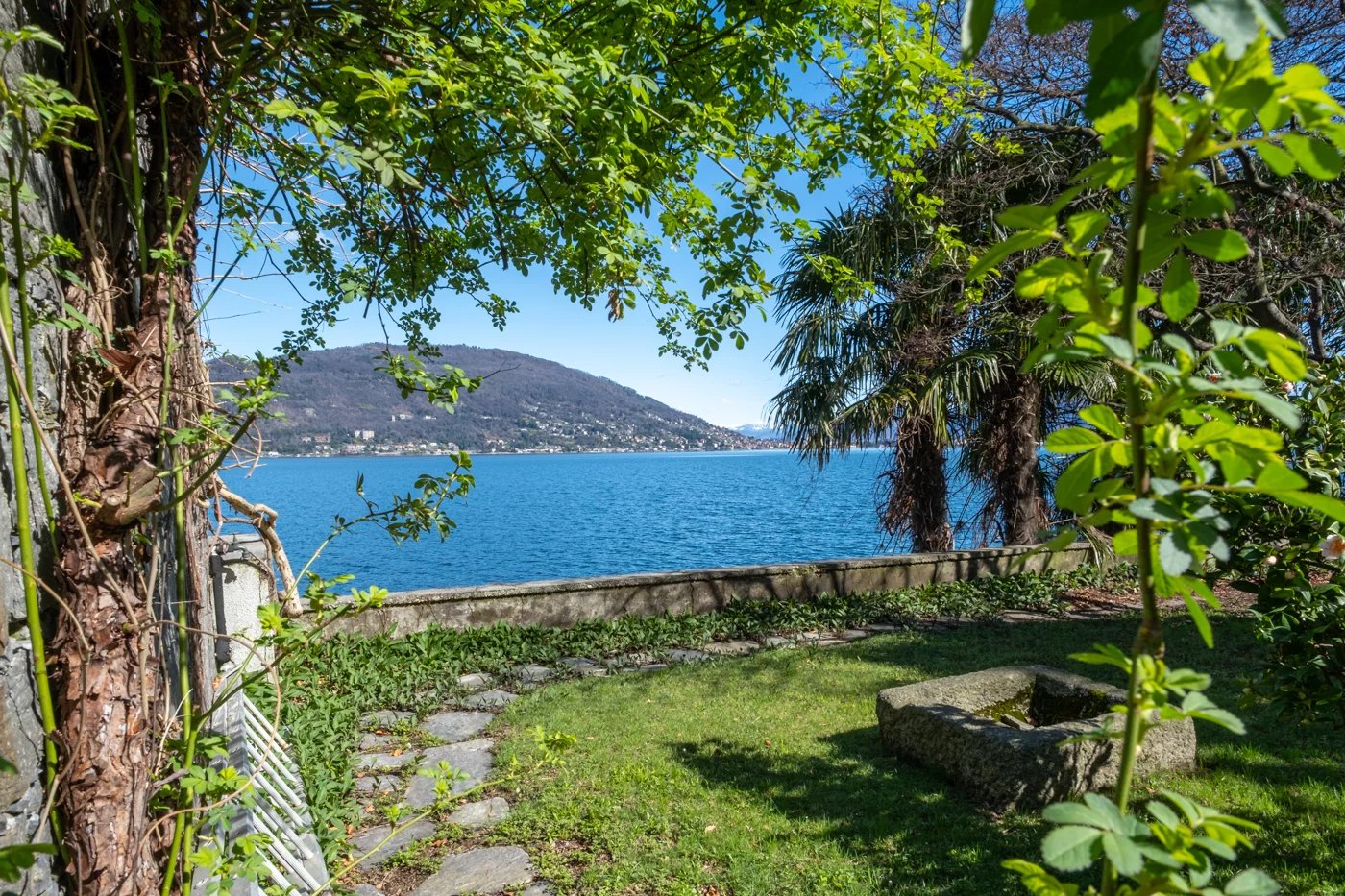 Villa con Darsena Pieds dans l'eau in Vendita a Baveno