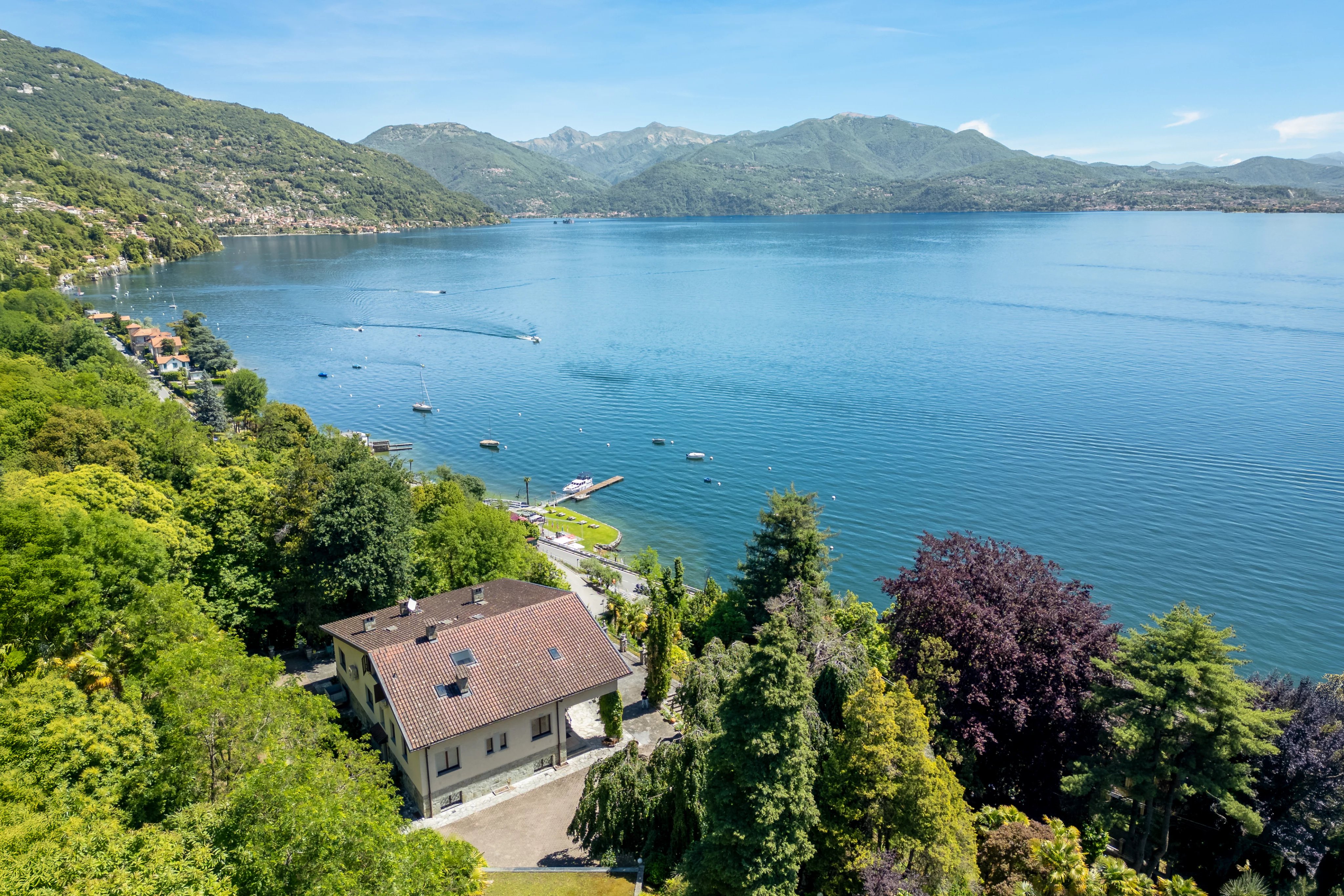 Villa met zwembad en eeuwenoud park aan het Lago Maggiore in Oggebbio