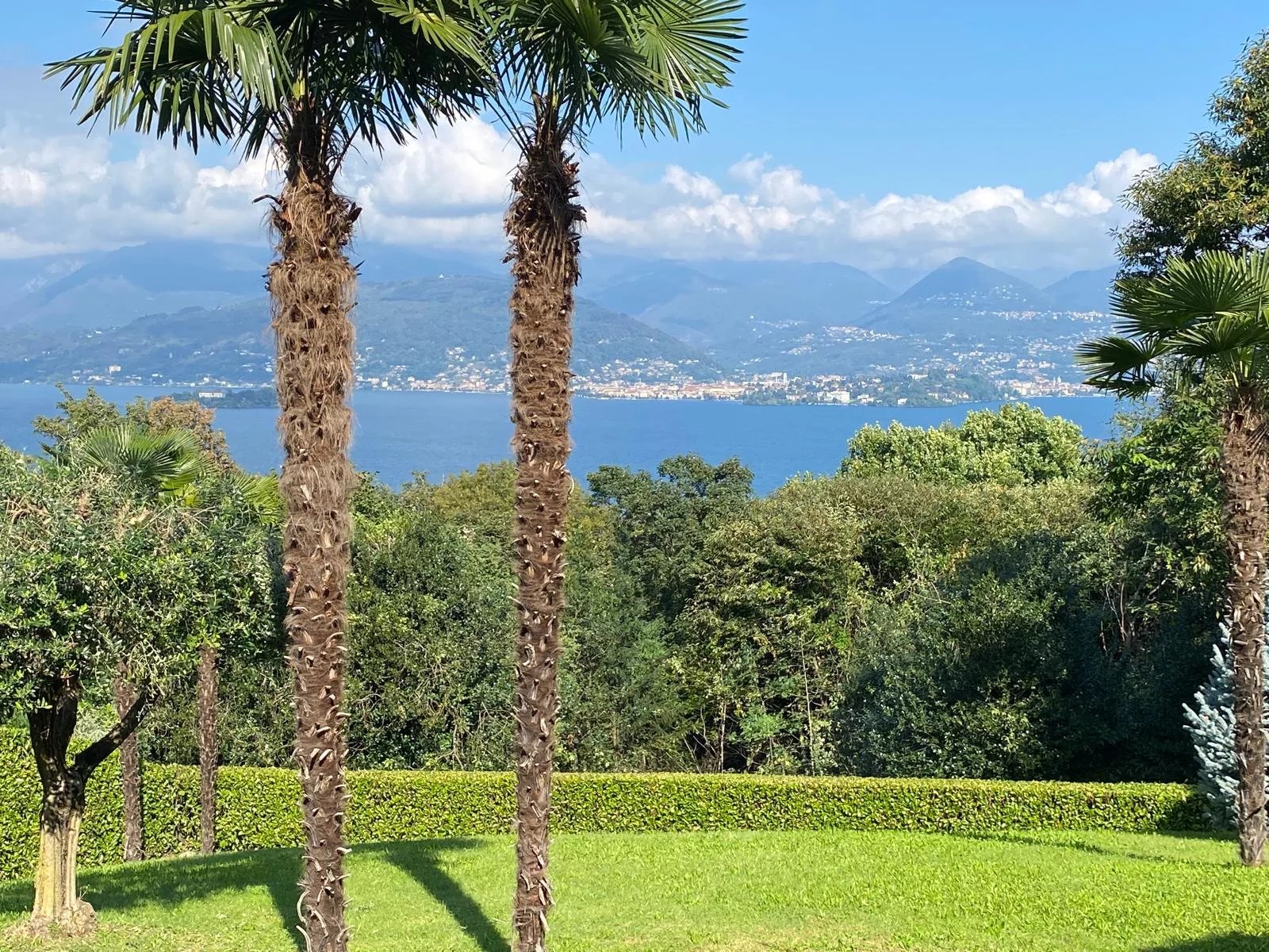 Villa / Landhuis Statige villa te koop op de heuvel van Stresa in Stresa