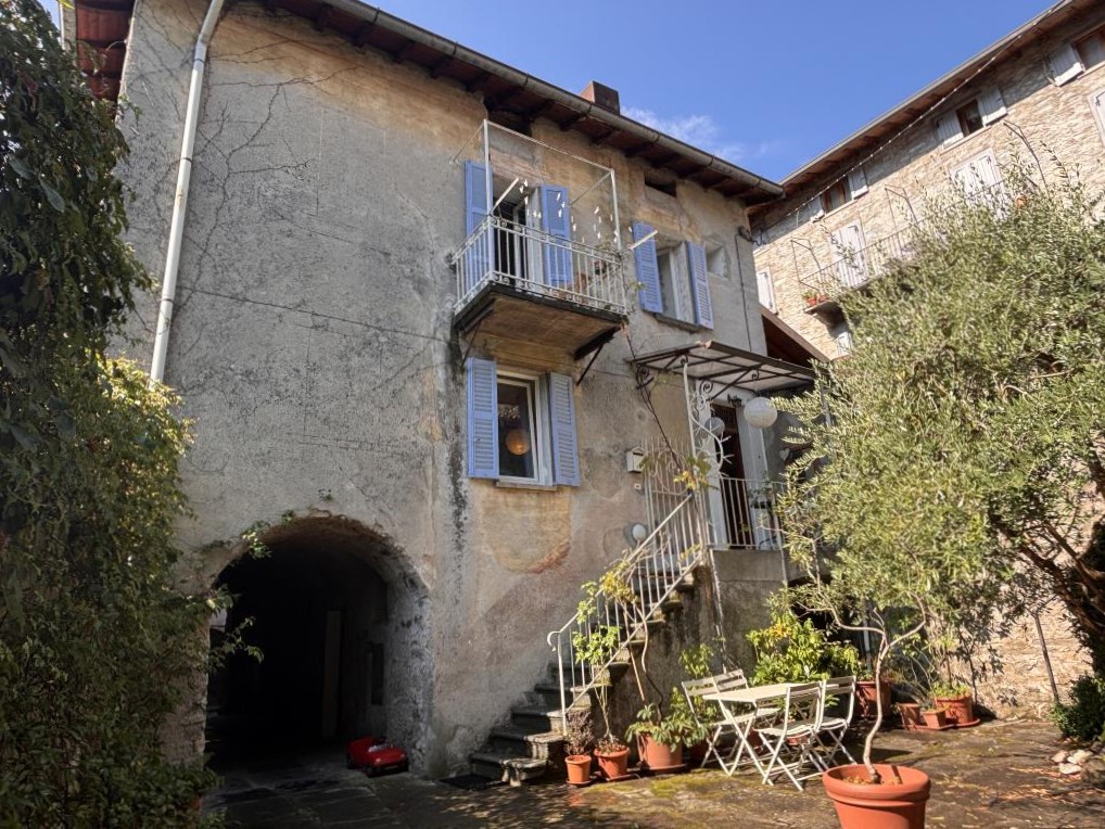 Karakteristiek dorpshuis in Laglio met uitzicht op het Comomeer