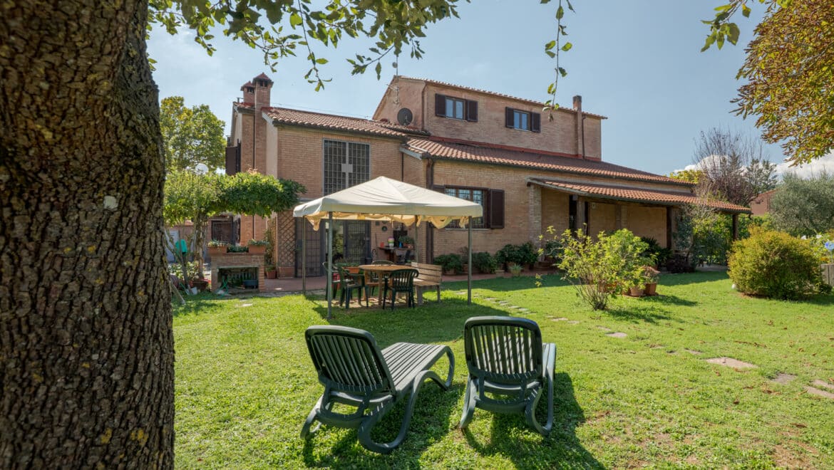 Gedeelte villa met tuin in Siena te koop