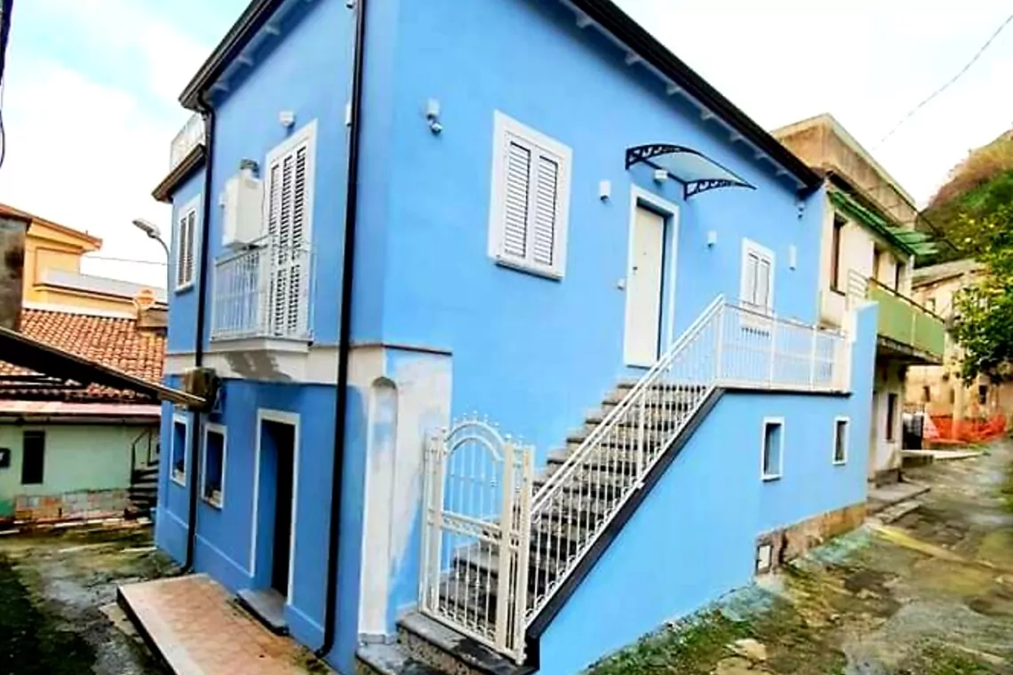 Rijtjeshuis / Tussenwoning Gerenoveerd rijtjeshuis met zeezicht in Pizzo Marina, Calabrië in Pizzo Marina